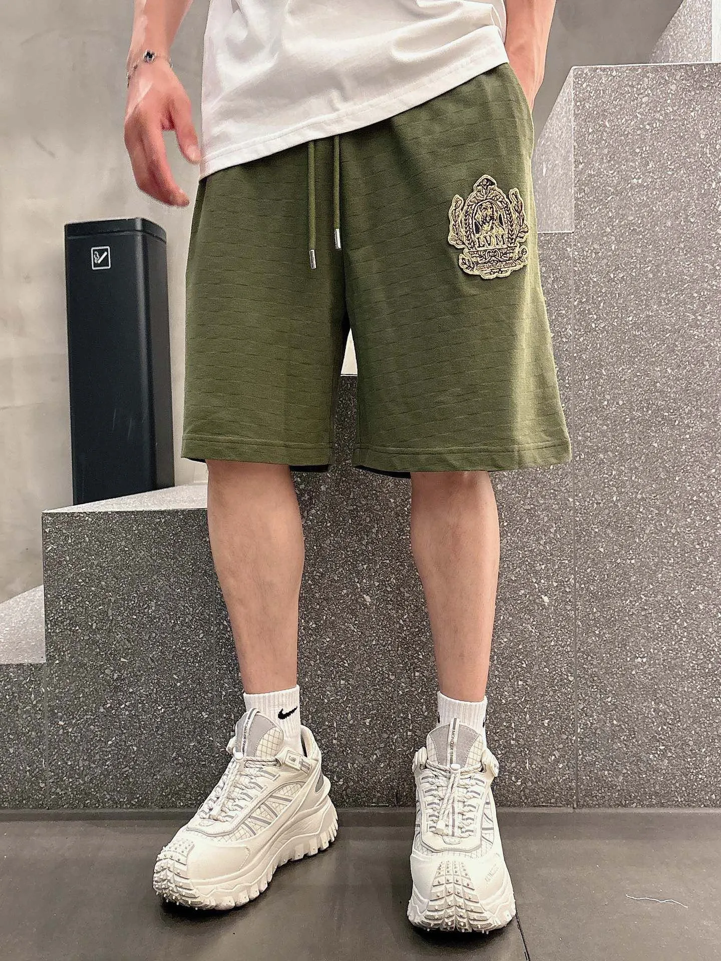 Louis Vuitton/Louis Vuitton embroidered badge checkerboard shorts